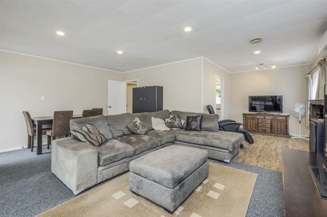 Photo of property in 1/40 Kingsclere Place, Goodwood Heights, Auckland, 2105