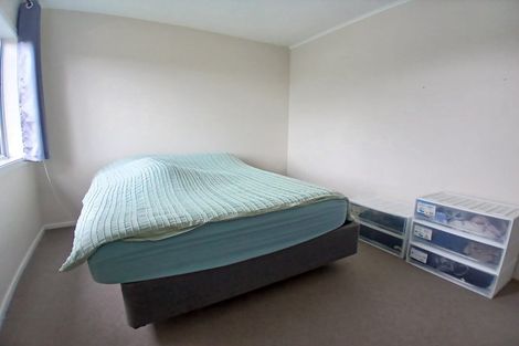 Photo of property in 7c Cheyne Walk, Newlands, Wellington, 6037