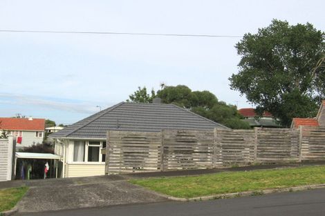 Photo of property in 17 Clairville Crescent, Wai O Taiki Bay, Auckland, 1072