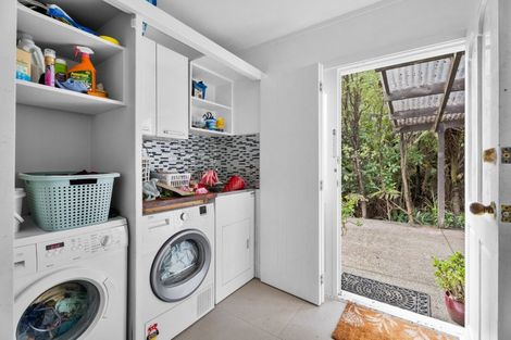 Photo of property in 185 Laingholm Drive, Laingholm, Auckland, 0604