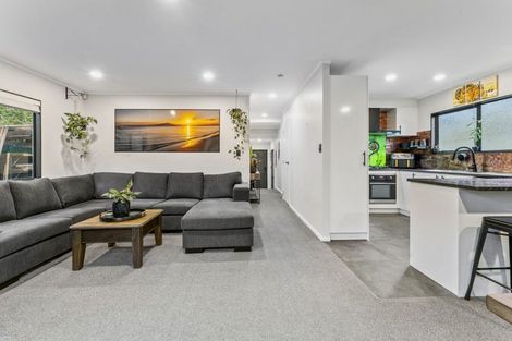 Photo of property in 2/22 Merton Avenue, Glenfield, Auckland, 0627