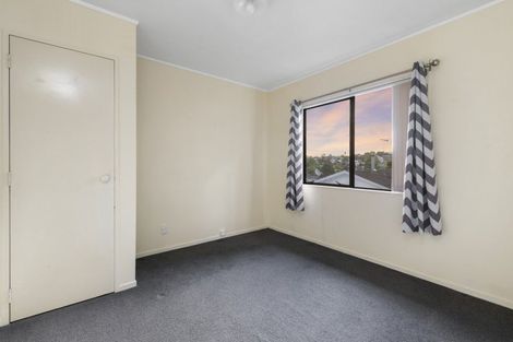Photo of property in 2/13 Thalia Place, Totara Vale, Auckland, 0629