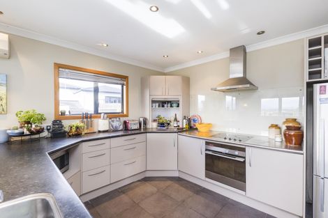 Photo of property in 56 Ruapehu Drive, Fitzherbert, Palmerston North, 4410