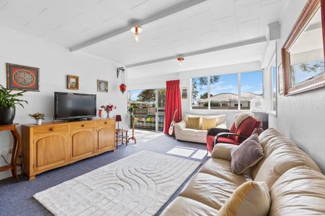 Photo of property in 17 Hinau Street, Inglewood, 4330