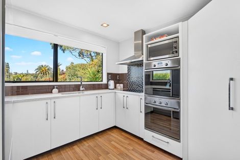 Photo of property in 4 Valdese Rise, Browns Bay, Auckland, 0630