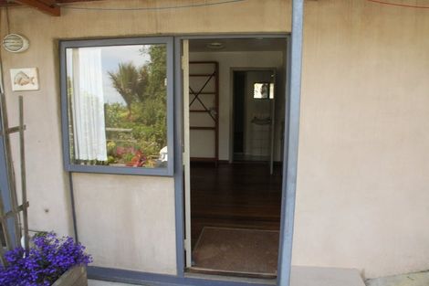 Photo of property in 2 Kauri Point Road, Laingholm, Auckland, 0604