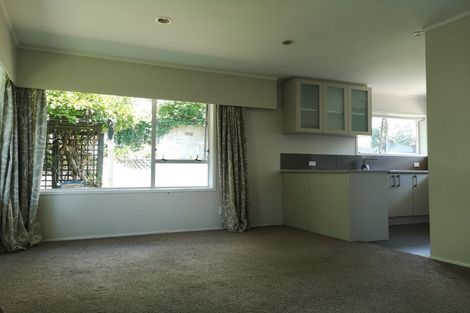 Photo of property in 2/4 Mahuta Grove, Northcote, Auckland, 0627