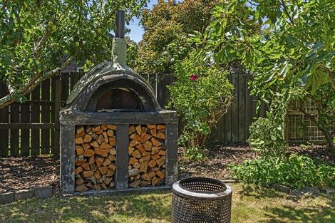 Photo of property in 4 Smith Road, Merrilands, New Plymouth, 4312