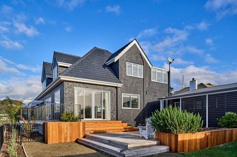 Photo of property in 53 Seaview Road, Paremata, Porirua, 5024