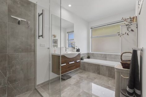 Photo of property in 17a Heta Road, Highlands Park, New Plymouth, 4312