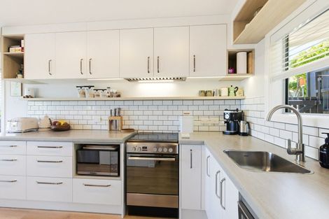 Photo of property in 12 Middlesex Place, Northland, Wellington, 6012