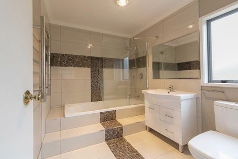 Photo of property in 17 Caspian Close, New Lynn, Auckland, 0600