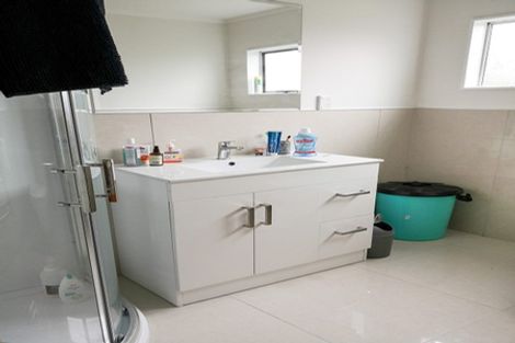 Photo of property in 1/7 Sovereign Place, Glenfield, Auckland, 0629