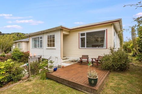 Photo of property in 16 Raroa Terrace, Tawa, Wellington, 5028