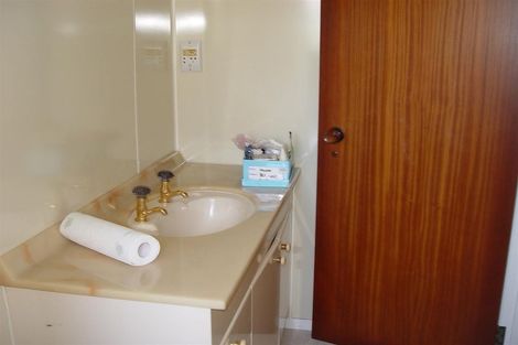 Photo of property in 10 Venus Place, Half Moon Bay, Auckland, 2012