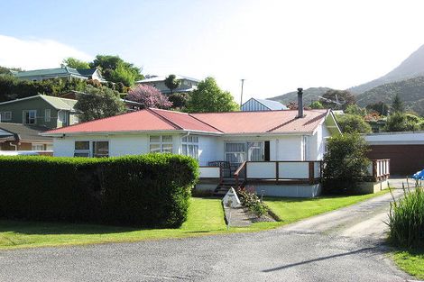 Photo of property in 69 Devon Street, Picton, 7220