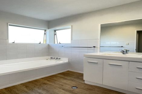 Photo of property in 68 Barbados Drive, Unsworth Heights, Auckland, 0632