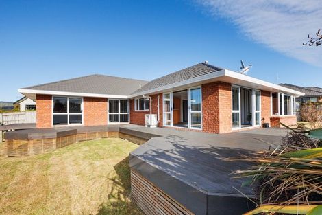 Photo of property in 20 Johnstone Drive, Fitzherbert, Palmerston North, 4410