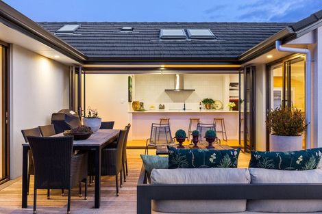 Photo of property in 1 Tupare Place, Highlands Park, New Plymouth, 4312