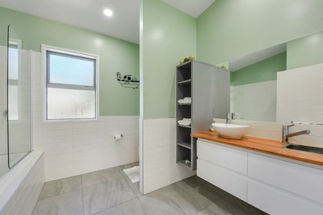 Photo of property in 15 Whitby Close, Waikawa, Picton, 7220