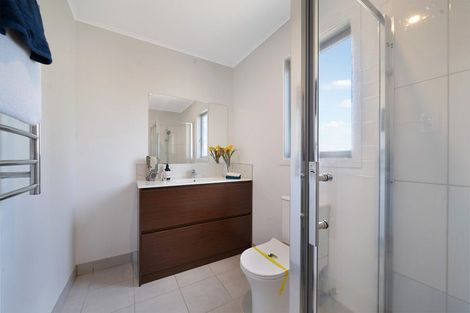 Photo of property in 48a Beaubank Road, Kelston, Auckland, 0602