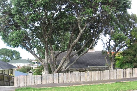 Photo of property in 23 Clairville Crescent, Wai O Taiki Bay, Auckland, 1072