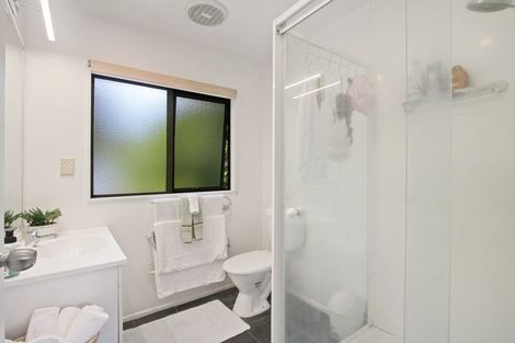 Photo of property in 16a Kingsclere Place, Goodwood Heights, Auckland, 2105