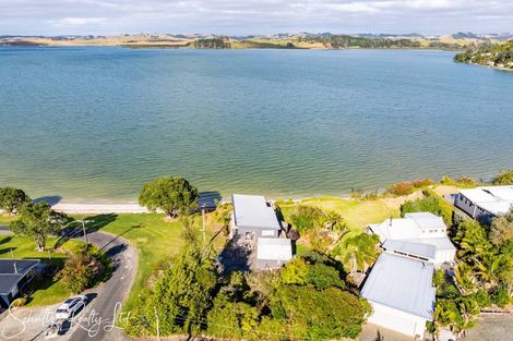 Photo of property in 1 Rigby Street, Whakapirau, 0583