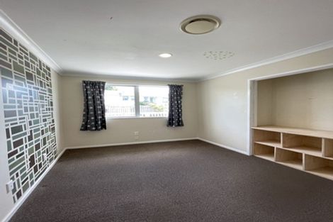 Photo of property in 28 Hueglow Rise, West Harbour, Auckland, 0618