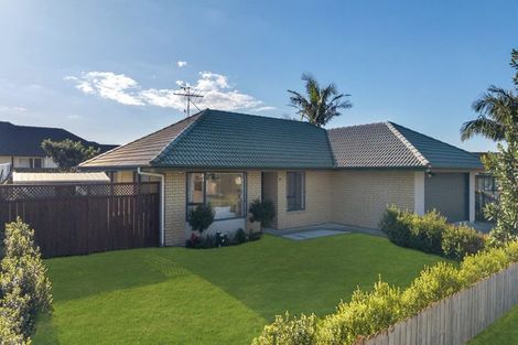 Photo of property in 6 Frank Bunce Grove, Flat Bush, Auckland, 2019