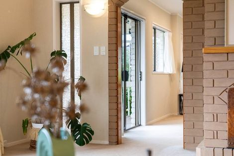 Photo of property in 16 Trevone Place, Forrest Hill, Auckland, 0620