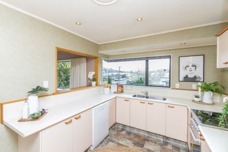 Photo of property in 2 Kowhai Street, Tawa, Wellington, 5028