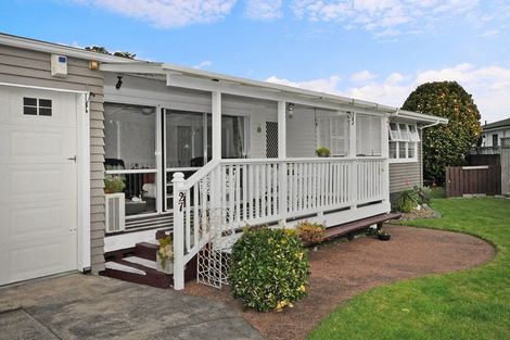 Photo of property in 27 Clinton Avenue, Te Atatu Peninsula, Auckland, 0610