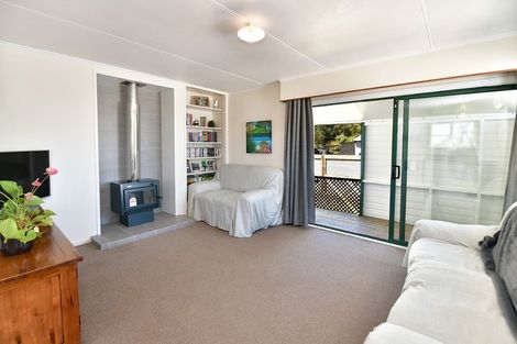 Photo of property in 2/11 Parakai Avenue, Parakai, 0830