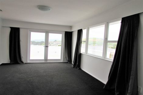 Photo of property in 30 Brooker Grove, Newlands, Wellington, 6037