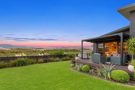 Photo of property in 28 Johnstone Drive, Fitzherbert, Palmerston North, 4410