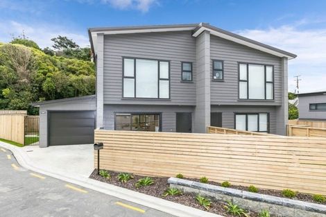 Photo of property in 15 Brindle Way, Newlands, Wellington, 6037