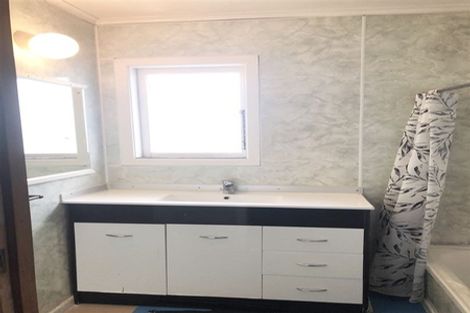 Photo of property in 75 Larnoch Road, Henderson, Auckland, 0610