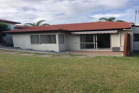 Photo of property in 9 Graham Collins Drive, Windsor Park, Auckland, 0632