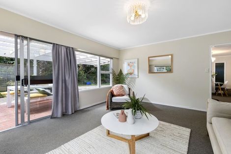 Photo of property in 1/7 Tallington Crescent, Torbay, Auckland, 0630