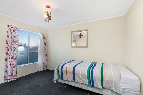 Photo of property in 15b Bayswater Place, Newlands, Wellington, 6037