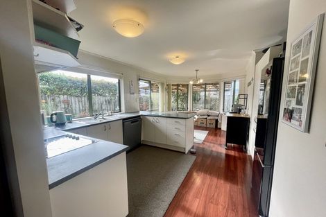 Photo of property in 10 Swanson Oaks, Swanson, Auckland, 0612