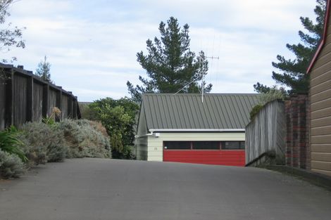 Photo of property in 15 Heathcote Place, Fitzherbert, Palmerston North, 4410