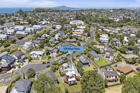 Photo of property in 2/10 Altair Place, Windsor Park, Auckland, 0632