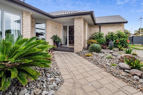 Photo of property in 72 Oriental Parade, Papamoa Beach, Papamoa, 3118