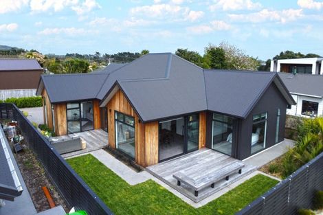 Photo of property in 11 Donnelly Street, Oakura, 4314