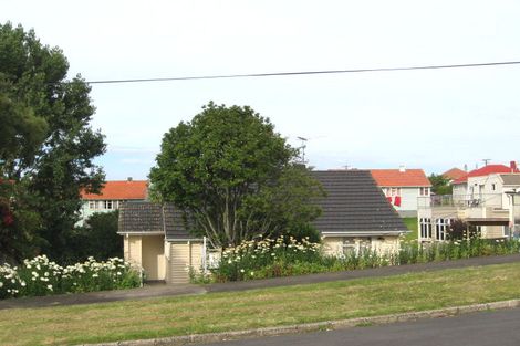 Photo of property in 21 Clairville Crescent, Wai O Taiki Bay, Auckland, 1072