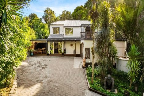 Photo of property in 560 Scenic Drive, Waiatarua, Auckland, 0612