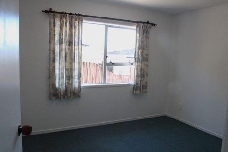 Photo of property in 2/7 Ballater Place, Highland Park, Auckland, 2010