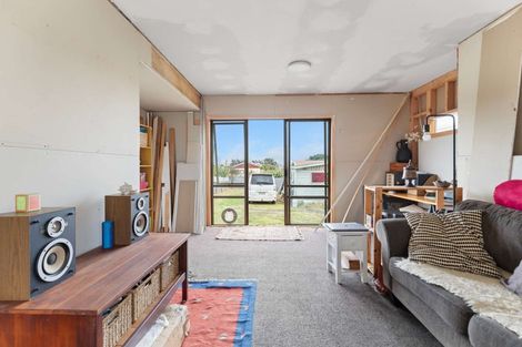 Photo of property in 14 Matipo Street, Castlecliff, Whanganui, 4501